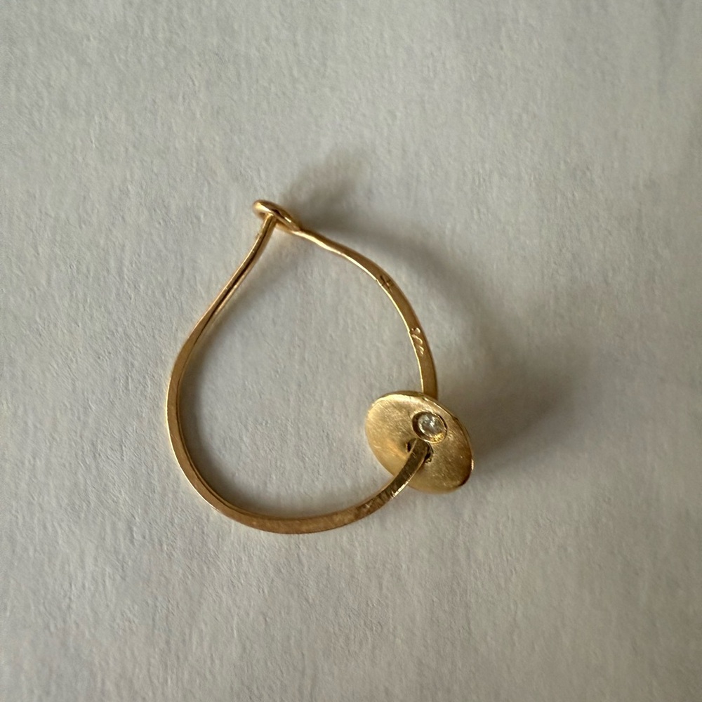 One single Helen Ficalora Small Hoop Earring - perfect condition